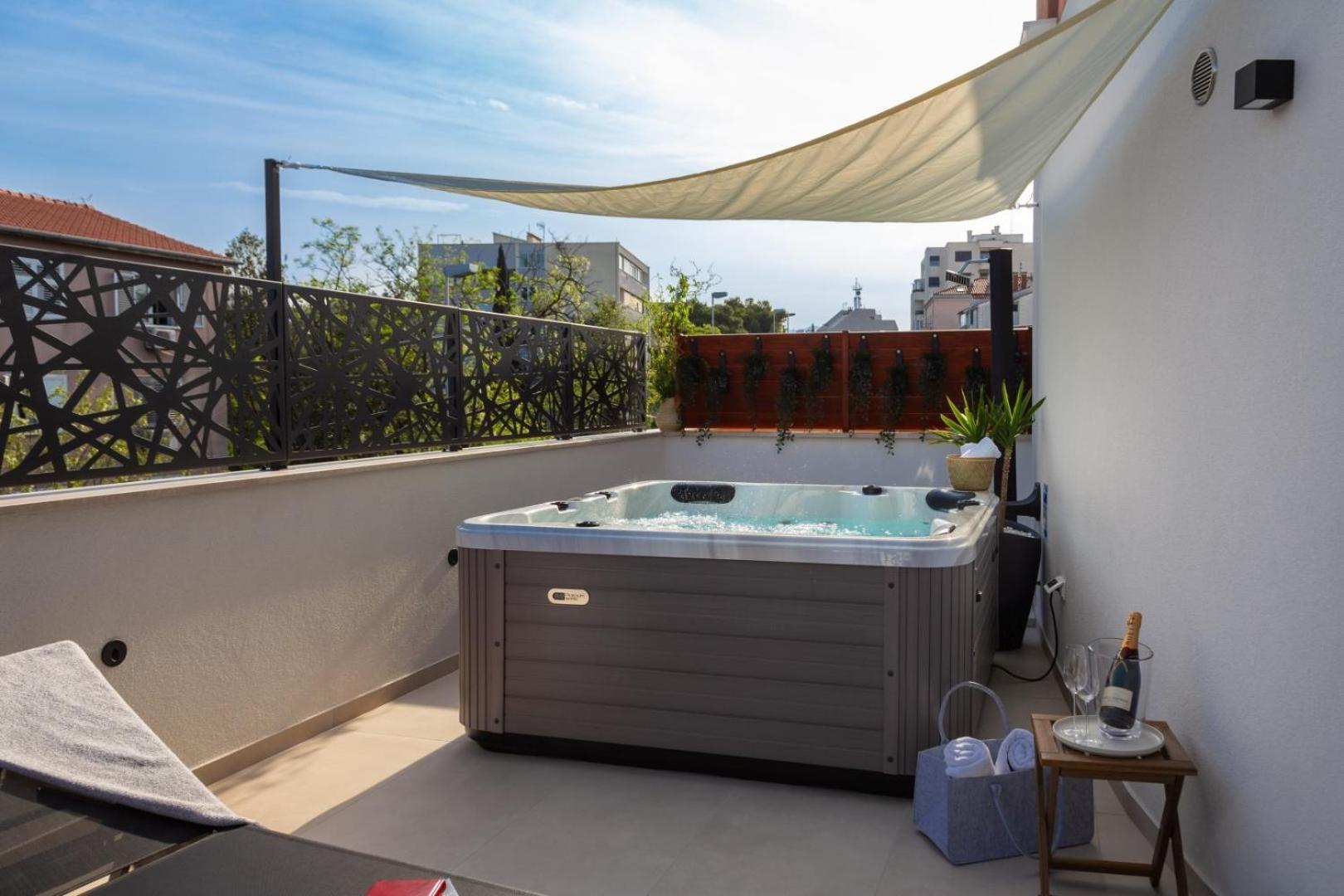Luxury Apartment Silvery In Split Center With Jacuzzi, Sauna And Parking ภายนอก รูปภาพ